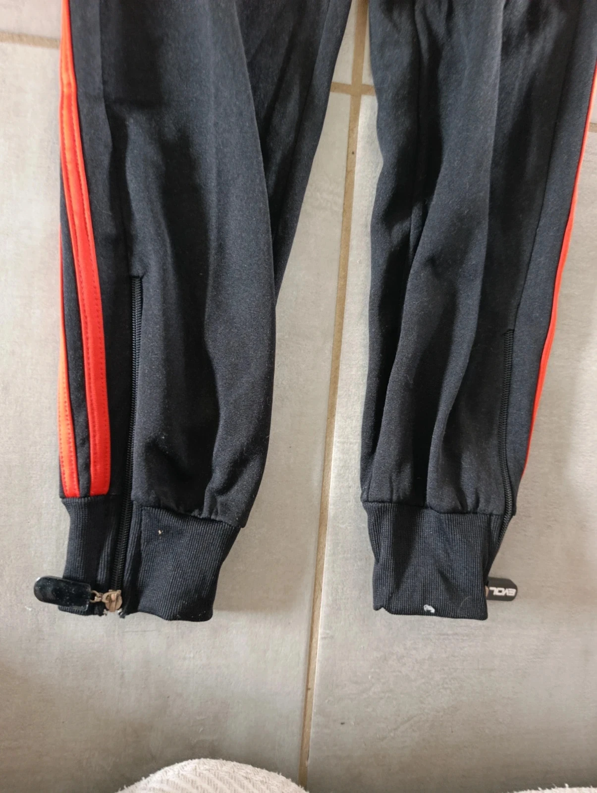 Evol trainingsbroek zwart en rood – 2XS – Ritssluiting bij de enkels – photo 3